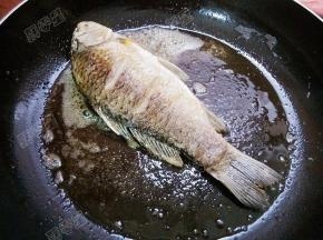 将鲫鱼两面煎至发黄后盛出