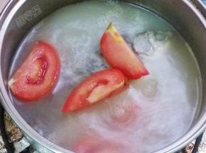 放入番茄煮两分钟