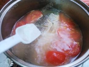 然后放入盐调味即可