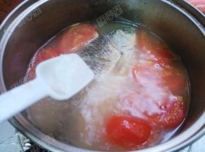 然后放入盐调味即可