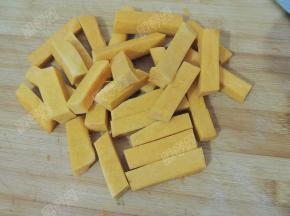将南瓜切成小段