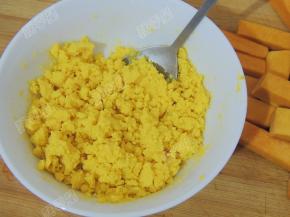 咸鸭蛋黄用勺子压碎