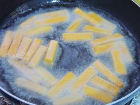 锅中放入油烧热，放入南瓜