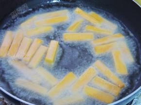 锅中放入油烧热，放入南瓜
