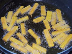 将南瓜炸至成熟，表面变干