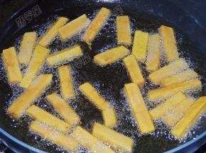 将南瓜炸至成熟，表面变干