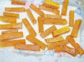 将南瓜炸至成熟，表面变干