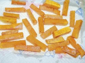 将南瓜炸至成熟，表面变干