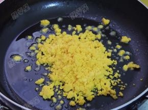 锅中留底油，放入咸鸭蛋黄翻炒