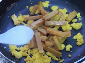 加入白糖翻炒均匀即可