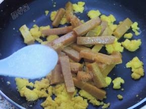 加入白糖翻炒均匀即可