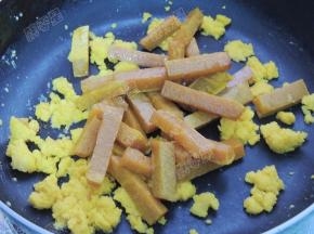 放入炸好的南瓜条