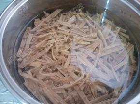切好的笋干焯水