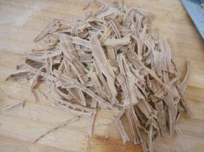 泡发的笋干切成段