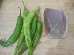 准备青椒和腊肉