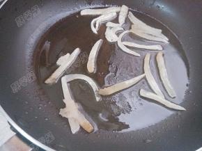 锅热油，放入肥肉部分炒至透明