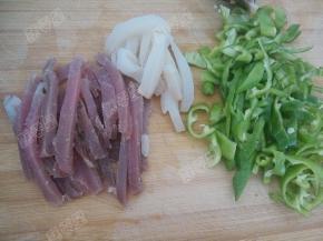 腊肉肥瘦分开切条，青椒切丝