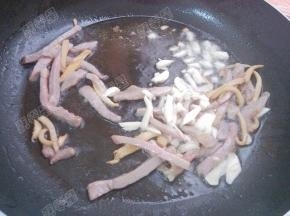 放入姜蒜末煸炒
