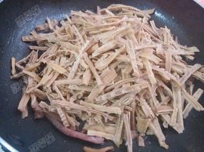 放入笋干翻炒
