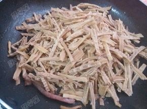 放入笋干翻炒