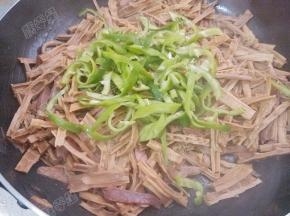 放入青椒
