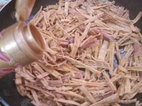 放入生抽翻炒，淋入适量水焖两分钟