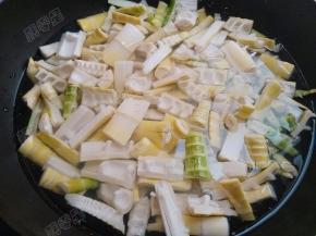 切好的春笋焯水