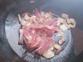 放入瘦肉部分煸炒变色