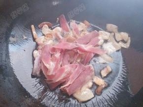 放入瘦肉部分煸炒变色