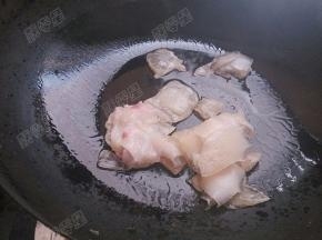 锅中放一点油，放入肥肉煸炒出油