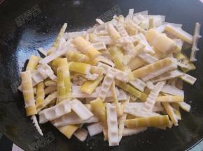 放入焯过水的春笋