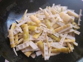 放入焯过水的春笋