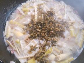 加入雪菜焖煮片刻