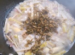 加入雪菜焖煮片刻