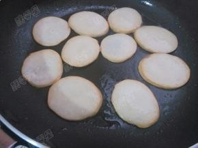 将两面煎至微黄成熟