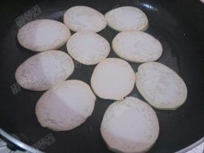 将杏鲍菇片摆入锅中