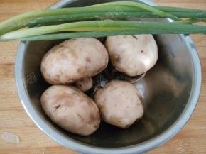 口蘑，小葱洗净