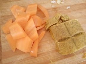 胡萝卜切片，大蒜切末，咖喱切小块