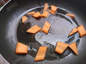 锅热油，放入胡萝卜煸炒