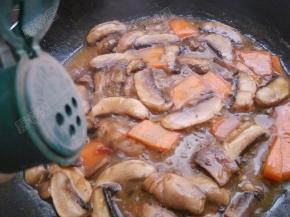 加入适量水略煮，然后加入胡椒粉