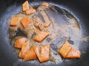 将咖喱炒至融化