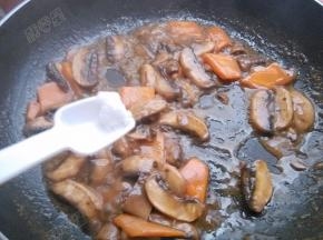 最后收汁，加入盐调味即可