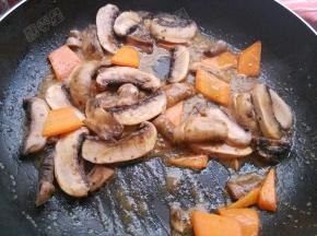 放入口蘑翻炒