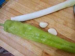 准备青椒、大葱、大蒜