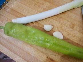 准备青椒、大葱、大蒜