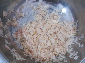 虾皮浸泡一下去除部分咸味