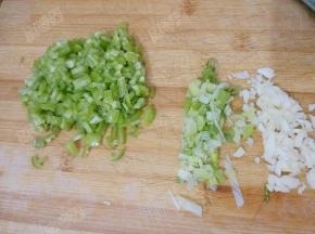 分别将大葱青椒大蒜切末