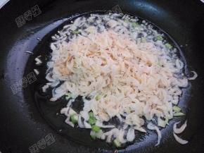 放入虾皮翻炒