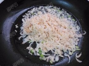 放入虾皮翻炒