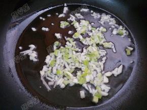 锅热油，放入葱蒜末爆香